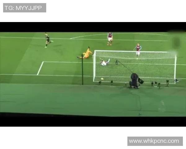 足球明星与碳酸饮料的奇妙搭配引发热议健康与运动的完美平衡探讨