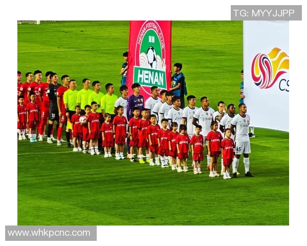 足球明星化身路人街头踢球引发热议展现真实足球魅力